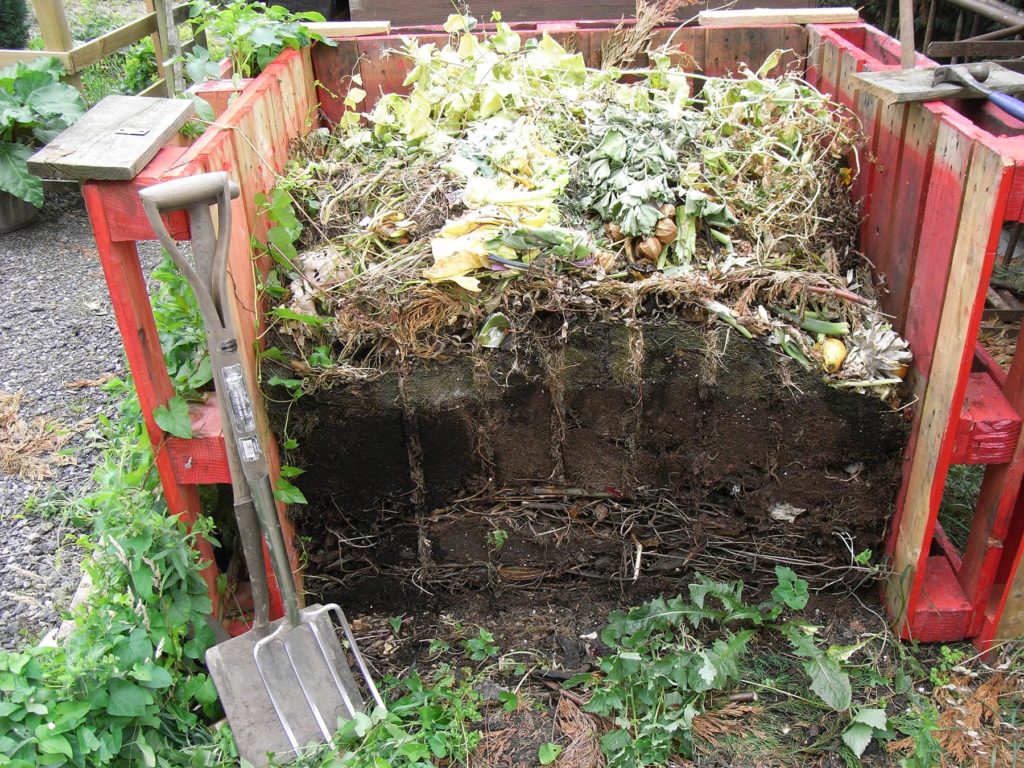 Le compostage domestique est un excellent exemple de compost en circuit fermé.