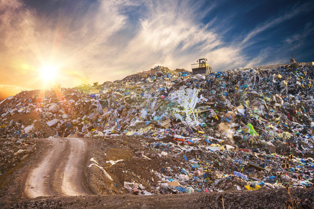 Les déchets organiques et alimentaires envoyés à la décharge n'ont pas la possibilité de se décomposer dans un environnement adéquat, libèrent des gaz nocifs et ne permettent pas de réaliser un compost en circuit fermé.